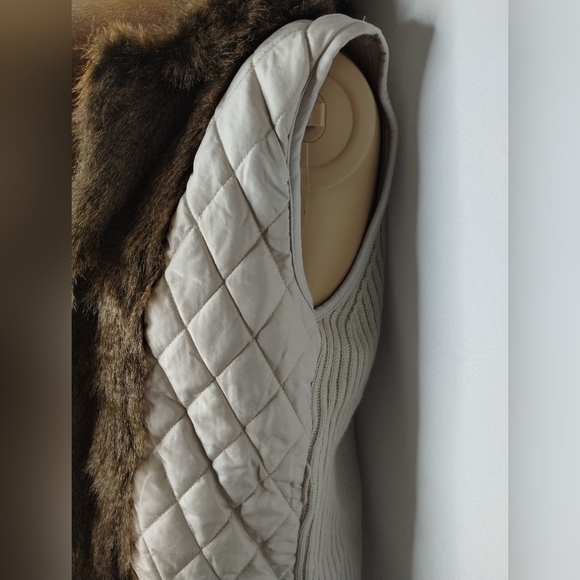 Xoxo women's knitted quilted size medium vest with faux fur - Picture 3 of 9